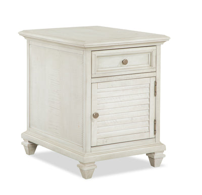 Newman 18" Traditional Chairside Table with Storage - Alabaster White Pine|Table de fauteuil traditionnelle Newman de 18 po avec rangement - pin blanc albâtre