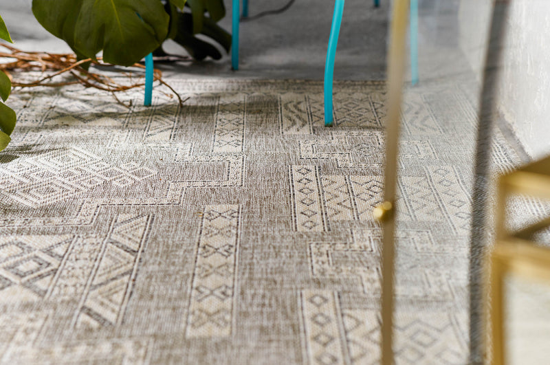 Nyra Transitional 5'3\" x 7'0\" Area Rug in Grey Indoor Area Rug