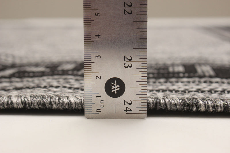 Versach Grey Area Rug - 5'0\" x 8'0\"