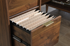 Clifford Place 59.06“ L -Shaped Desk with 5 Drawers – Grand Walnut | Bureau en forme de L Clifford Place de 59,06 po à 5 tiroirs - noyer majestueux