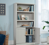 Oryn 35.28” 5-Shelf Bookcase with Storage – Glacier Oak | Bibliothèque Oryn de 35,28 po à 5 tablettes avec rangement - chêne glacier