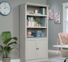 Oryn 35.28” 5-Shelf Bookcase with Storage – Glacier Oak | Bibliothèque Oryn de 35,28 po à 5 tablettes avec rangement - chêne glacier