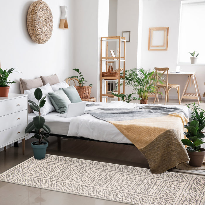 Mae Grey Area Rug - 2'7\" x 8'0\"